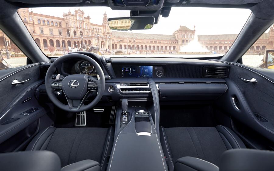 Торпедо Lexus LC500 2016 года  (EU) (фото 10 из 20)
